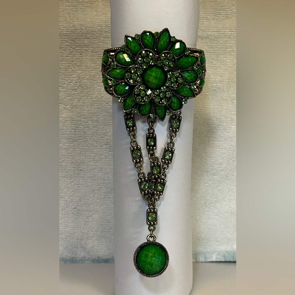 Elegant Green Emerald Rhinestone Bracelet/ attached Ring